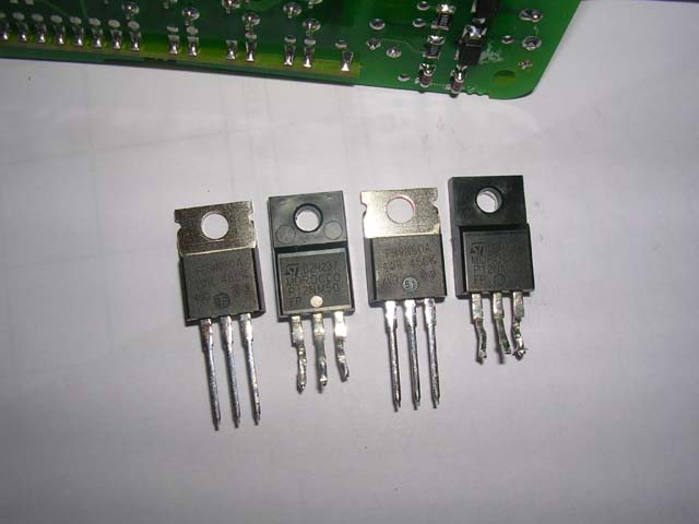 Старые - P12NM50 и  новые -  FB9N60A транзисторы рядом - хорошо видно разницу корпусов TO-220FP и TO-220AB